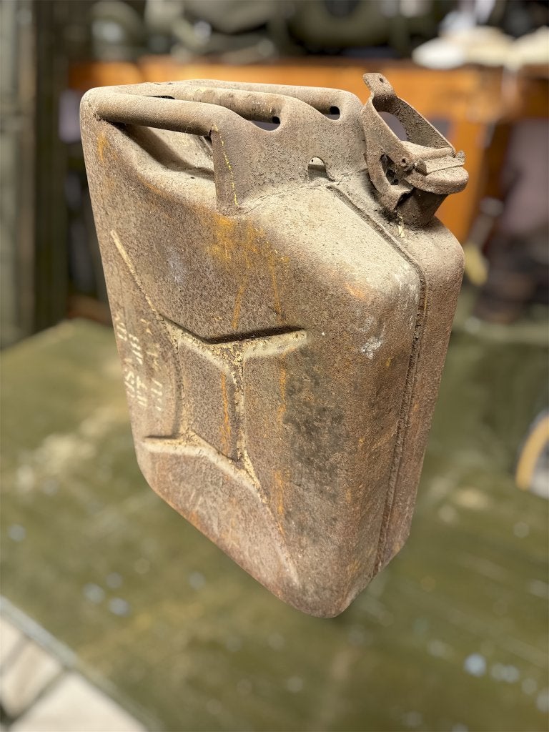 Jerricane   essence 1944, Ophalen, Landmacht