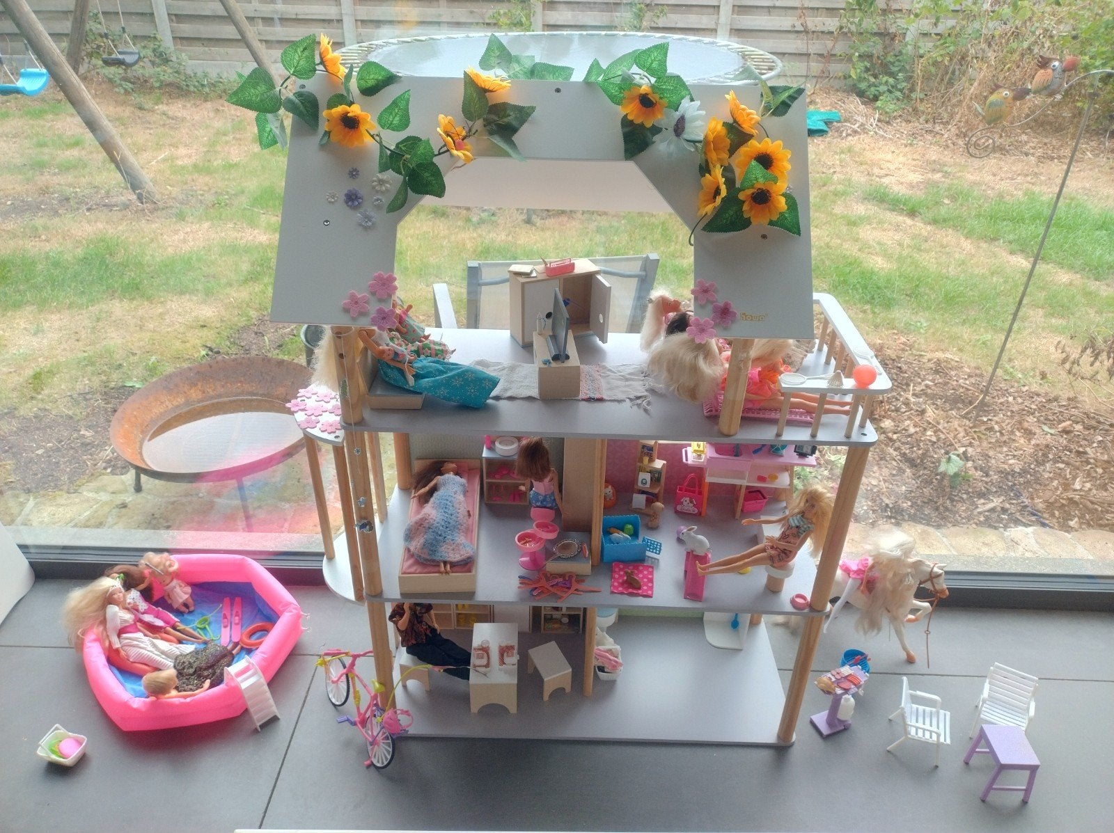 houten barbiehuis met veel barbies en accessoires, Kinderen en Baby's, Speelgoed | Poppenhuizen, Ophalen, Accessoires