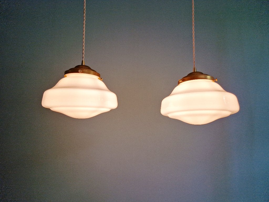 Paar Art Deco hangers in witte opaline, Ophalen