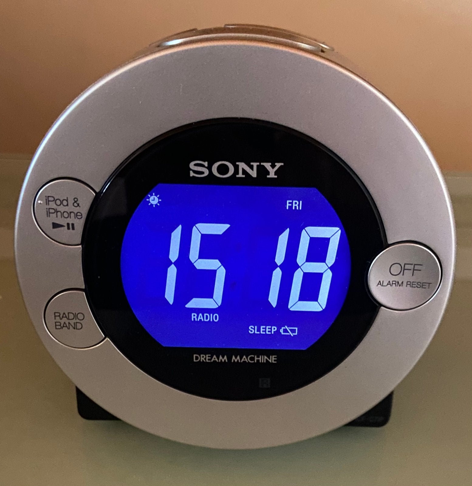 Radio-réveil SONY, Finition aluminium/noir – État quasi neuf, Ophalen of Verzenden, Zo goed als nieuw, Digitaal
