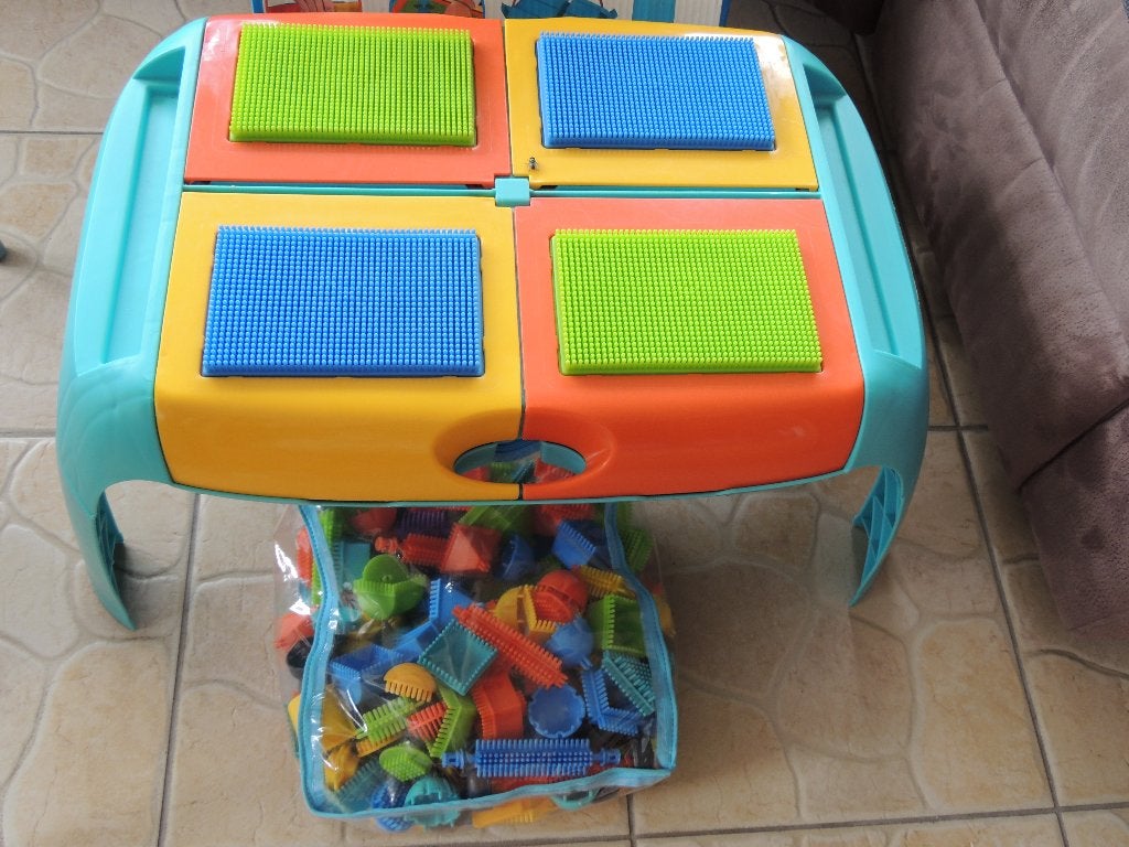 Table d'activité avec briques à picots, Enlèvement, Construction