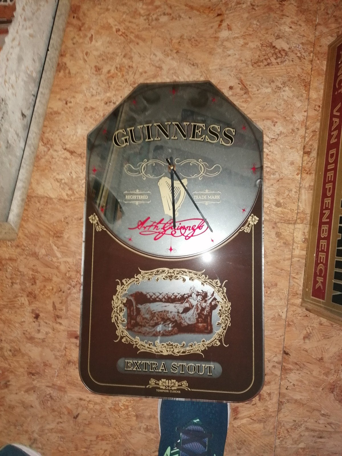 oude Guinness spiegel klok, Enlèvement