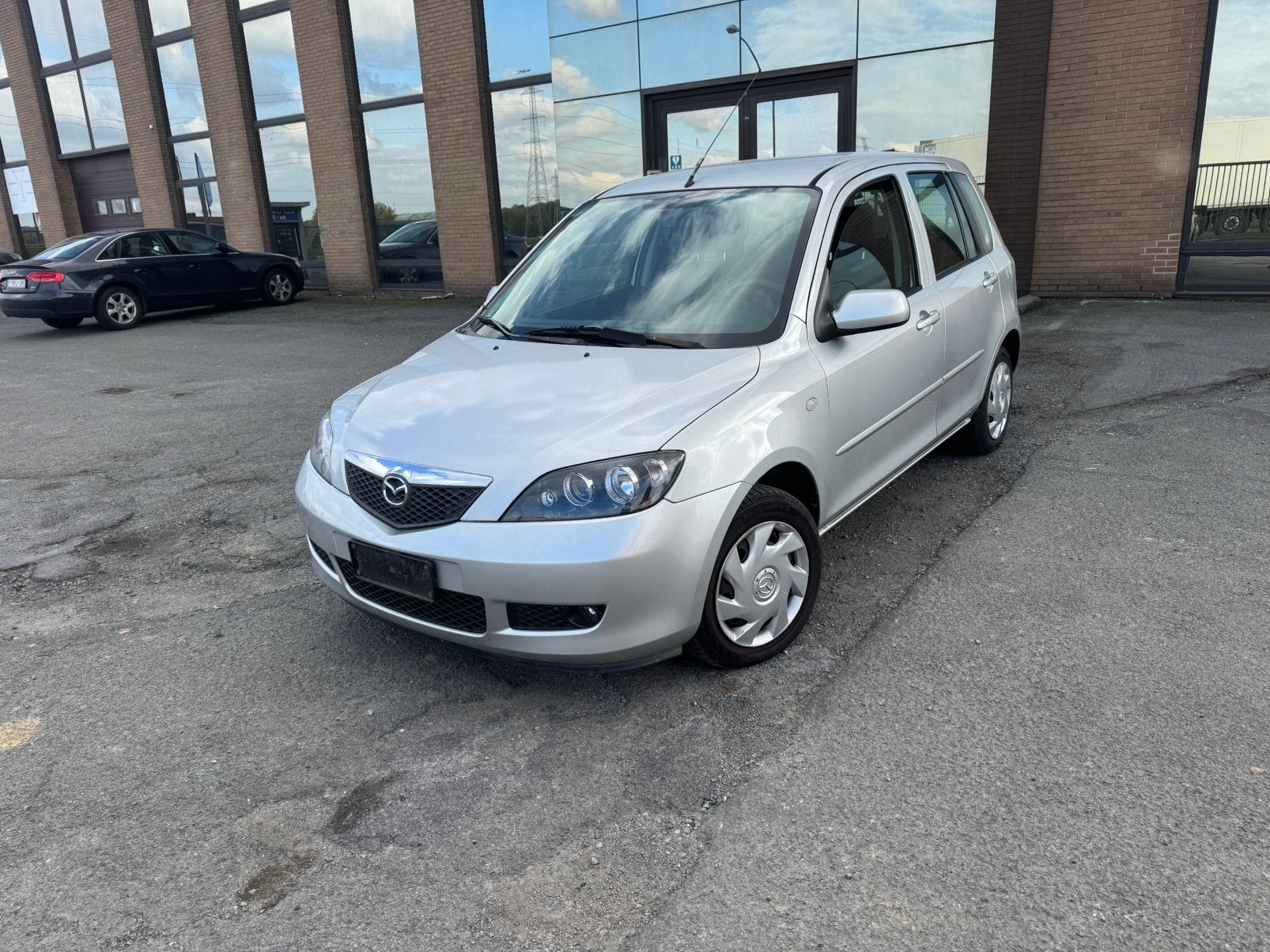 Mazda 2 1.4  essence boîte atomatiique, Argent ou Gris, https://public.car-pass.be/vhr/0dec605e-d074-46f3-8fed-c92a40af7ff3, 4 portes