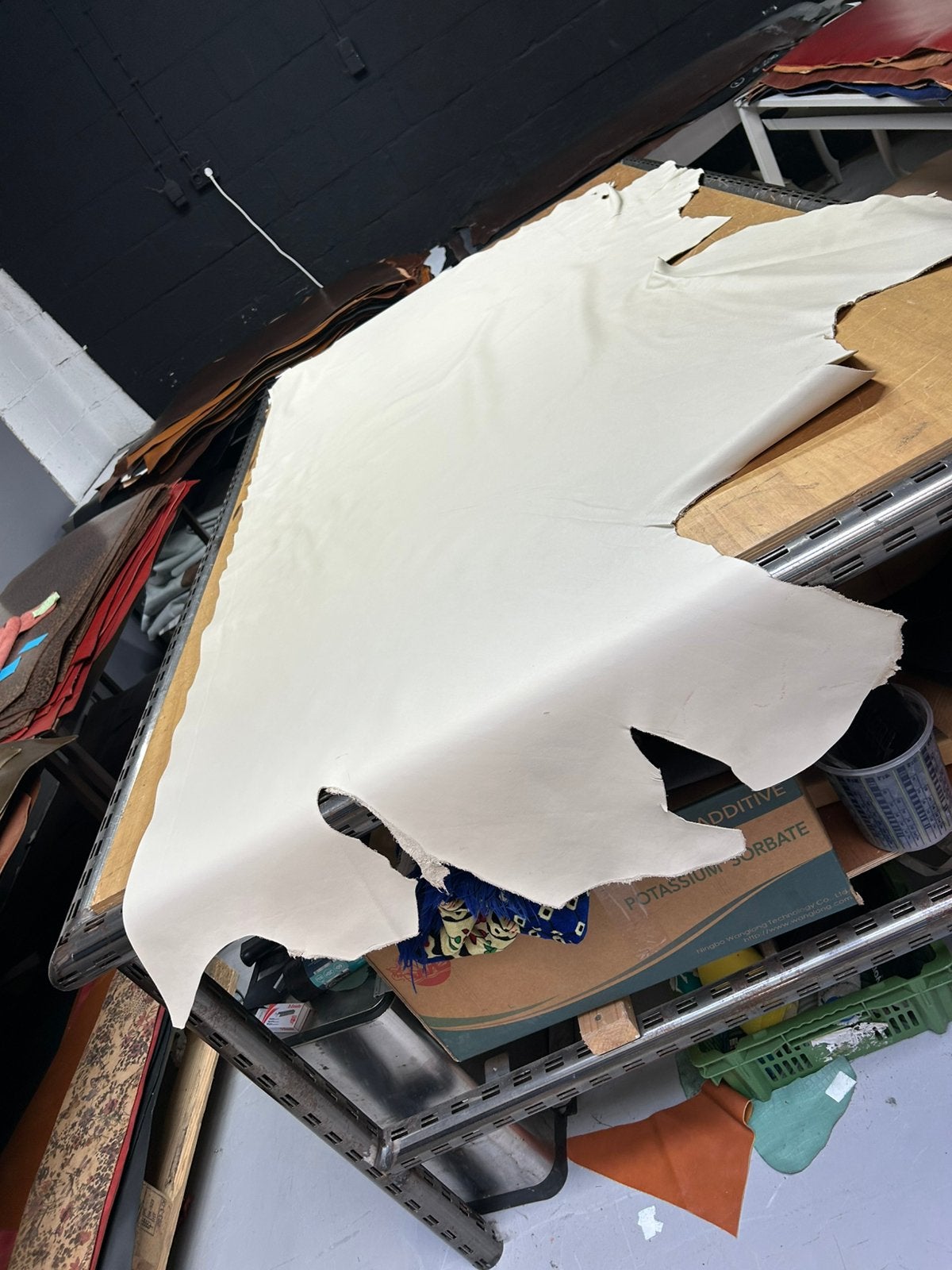 Beige kleur grote halve huid 1.3 mm dikte soepel&glad A417, Ophalen of Verzenden, Zo goed als nieuw, Beige