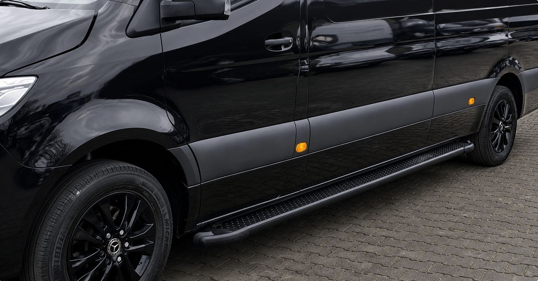 Mercedes Sprinter W907 Treeplanken Sidesteps Mat zwart