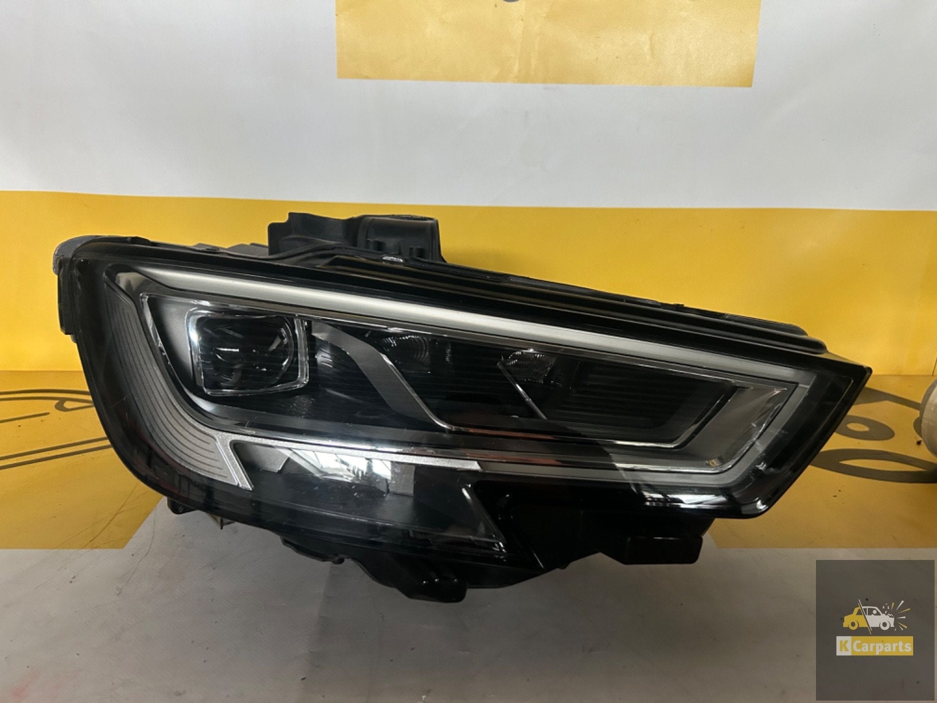 Audi A3 8V facelift vol led koplamp rechts 8V0941034C comple, Gebruikt, AUDI AG, Auto-Union-Strasse 1
85045  Ingolstadt, DE, Audi