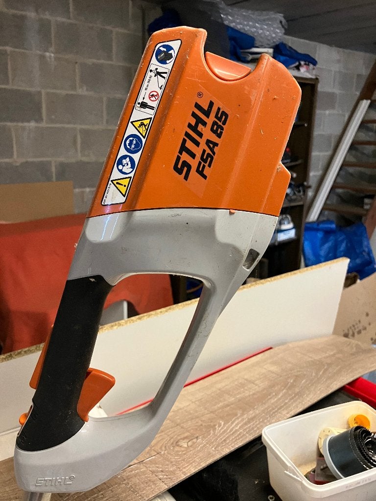 Bosmaaier Stihl FSA 85 met batterij AP 200 en draad, Jardin & Terrasse, Débroussailleuses, Stihl, Comme neuf, Enlèvement, 10 à 30 cm