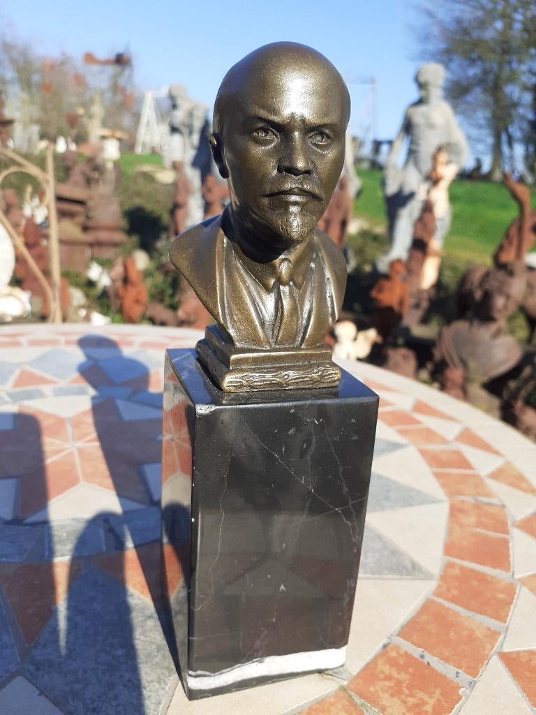BRONZEN BUSTE GESIGNEERD DOOR LENIN OP EEN SOKKEL, Antiek en Kunst, Ophalen of Verzenden, Brons