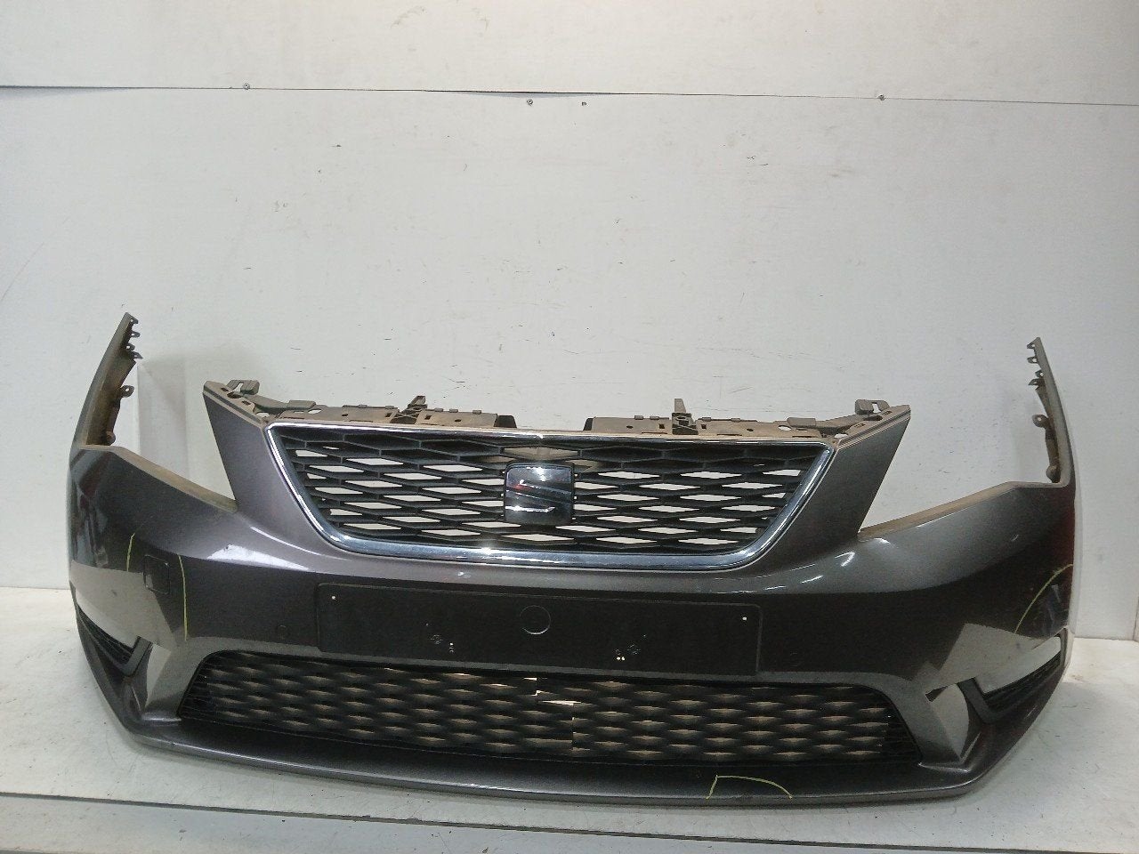 Bumper voor Seat Leon, Onderdelen@venauto.nl, Van der Ven Autorecycling B.V., Ettenseweg 76, 4706 PB Roosendaal, The Netherlands