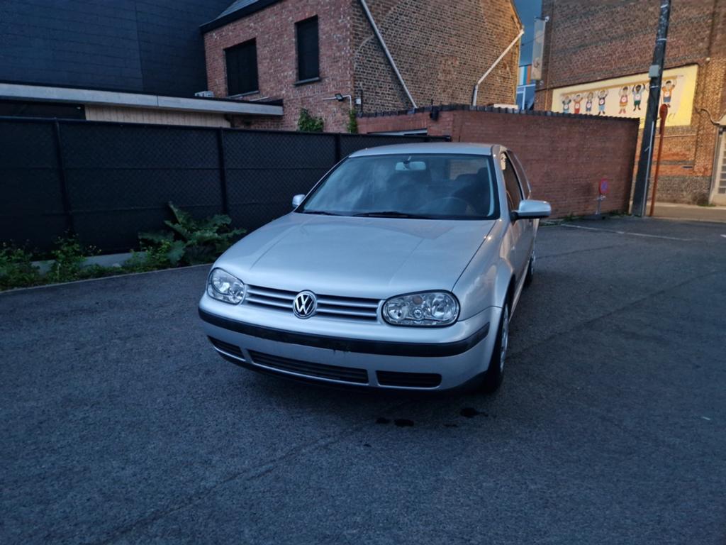 Volkswagen golf 4 benzine 1.6i Automaat 88dkm car-pass, Auto's, Zwart, 4 cilinders, Bedrijf, 5 zetels