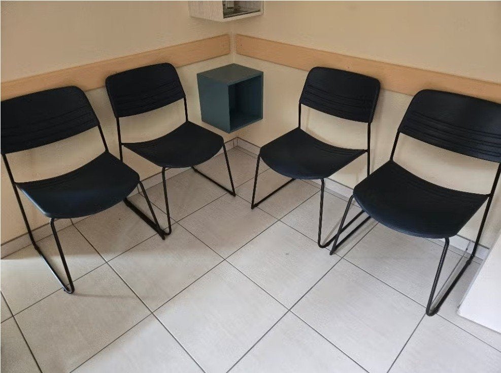 4 stoelen plastic schaal in goede staat, Ophalen, Kunststof, Gebruikt, Blauw
