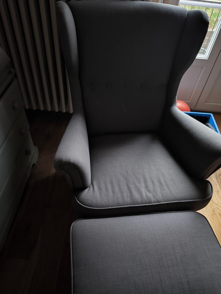Fauteuil ikea strandmon gris + repose-pied, Huis en Inrichting, Ophalen, Gebruikt, Stof, 50 tot 75 cm