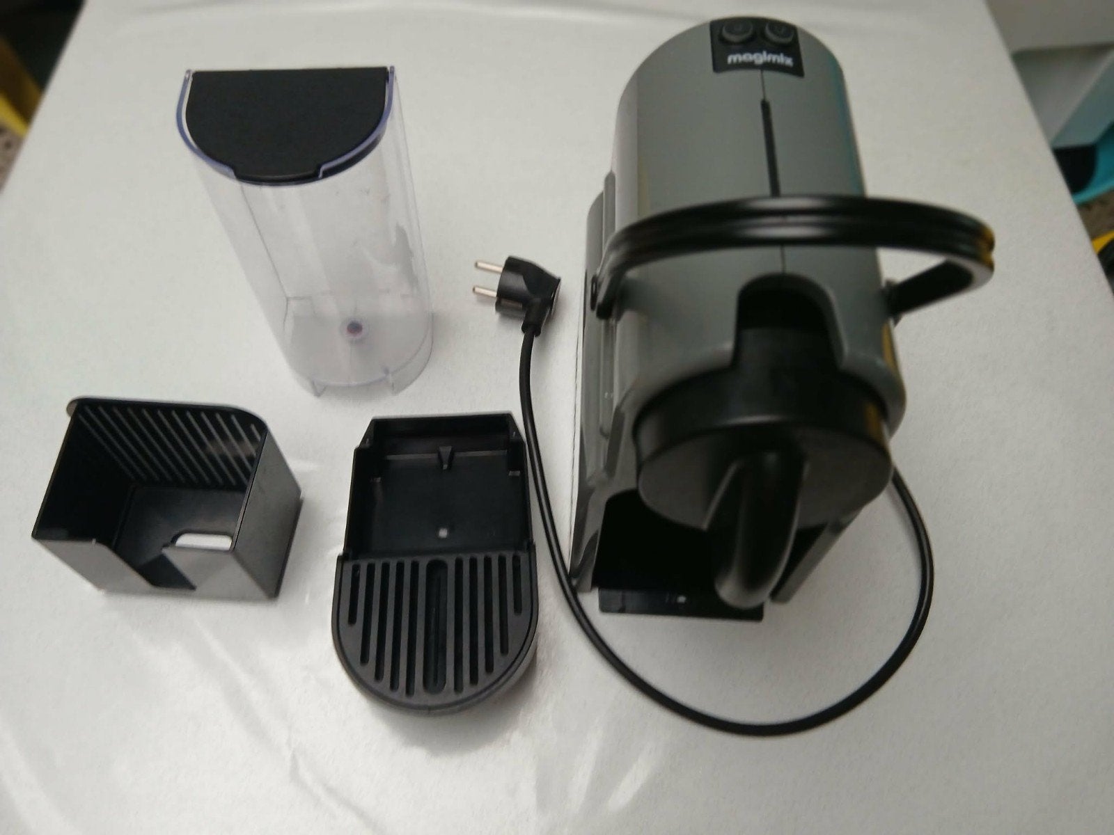 Machine Nescafe grise, Enlèvement