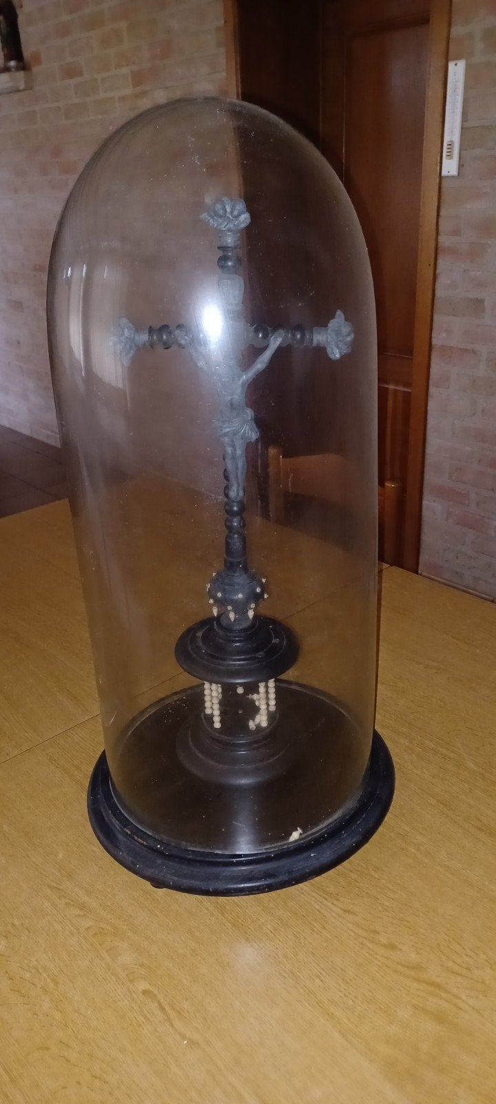 antiek kruisbeeld onder glazen stolp, Antiek en Kunst, Ophalen of Verzenden