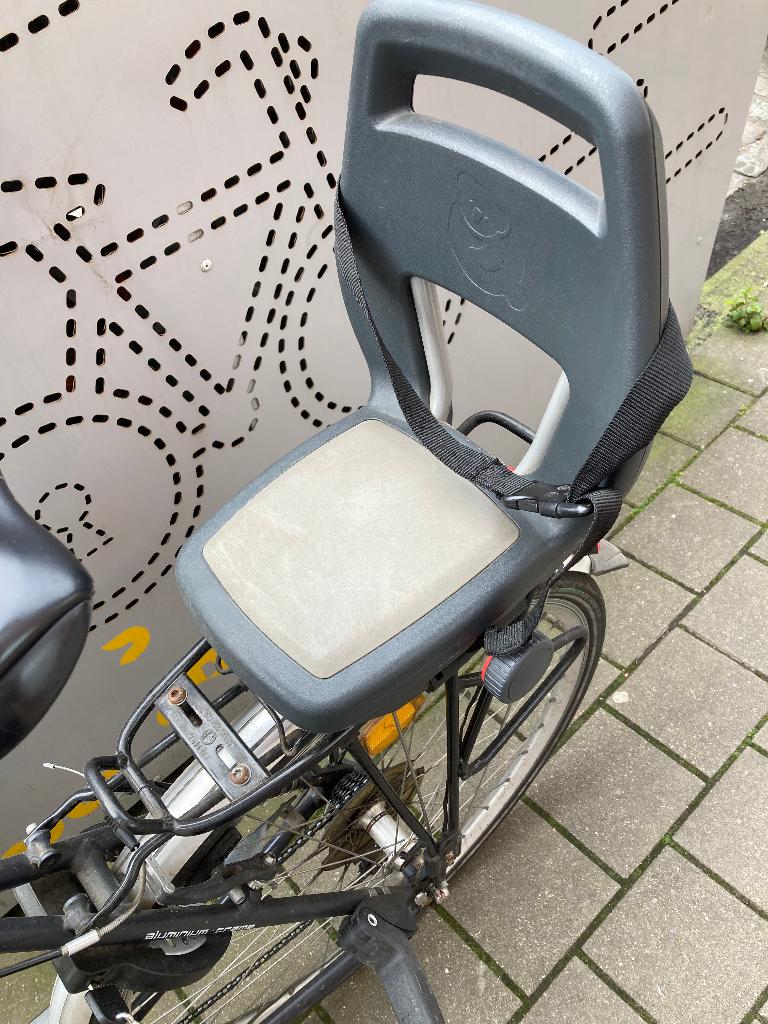 Qibbel 6+ Junior fietszitje achterin (grijs) + voetsteun, Fietsen en Brommers, Fietsaccessoires | Fietsstoeltjes, Zo goed als nieuw