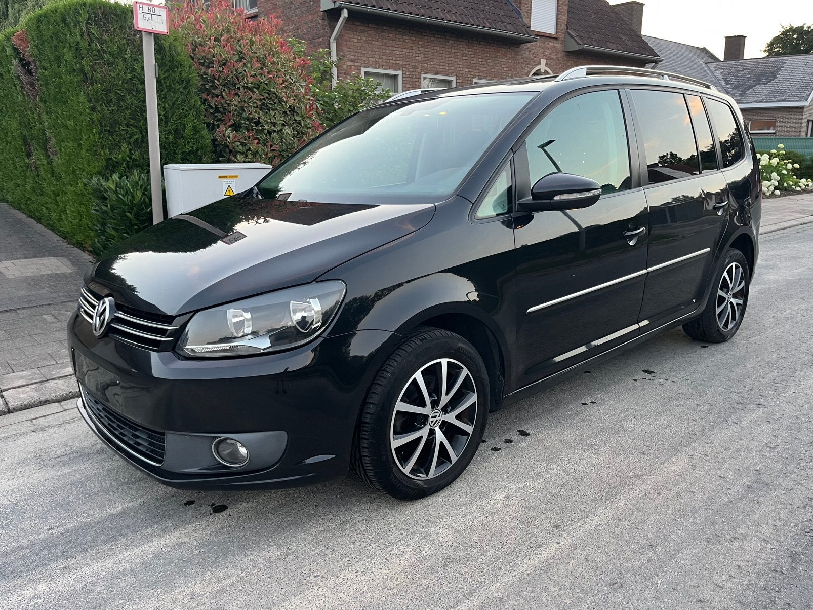 Volkswagen Touran 1.6TDi Automaat Leder Pano 5 Zitter!, Auto's, Monovolume, Zwart, 4 cilinders, Zwart