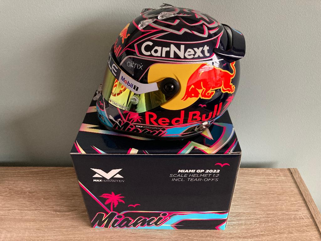 Max Verstappen 1:2 helm 2022 Miami Fanshop Red Bull RB18, Verzamelen, Automerken, Motoren en Formule 1, Nieuw, Formule 1, Ophalen of Verzenden
