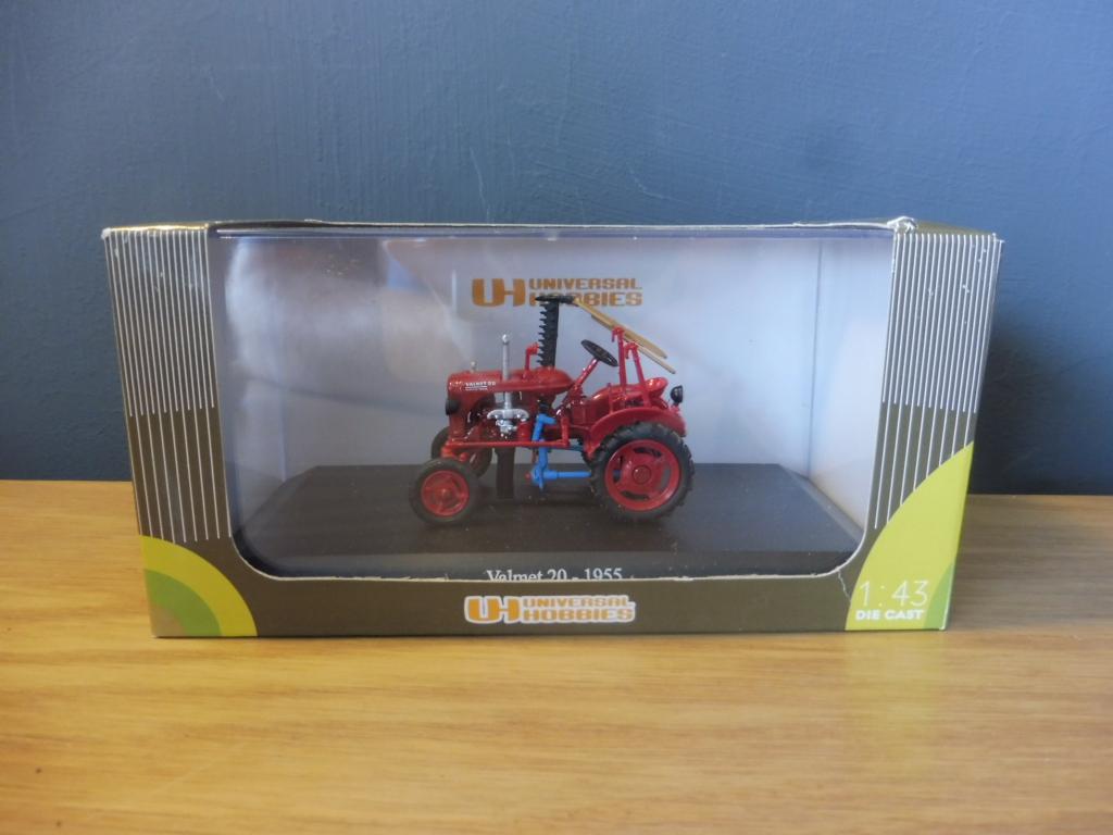 1:43 UH Universal Hobbies 6042 Valmet 20 met maaibalk 1955, Ophalen of Verzenden, Zo goed als nieuw, Tractor of Landbouw, Universal Hobbies