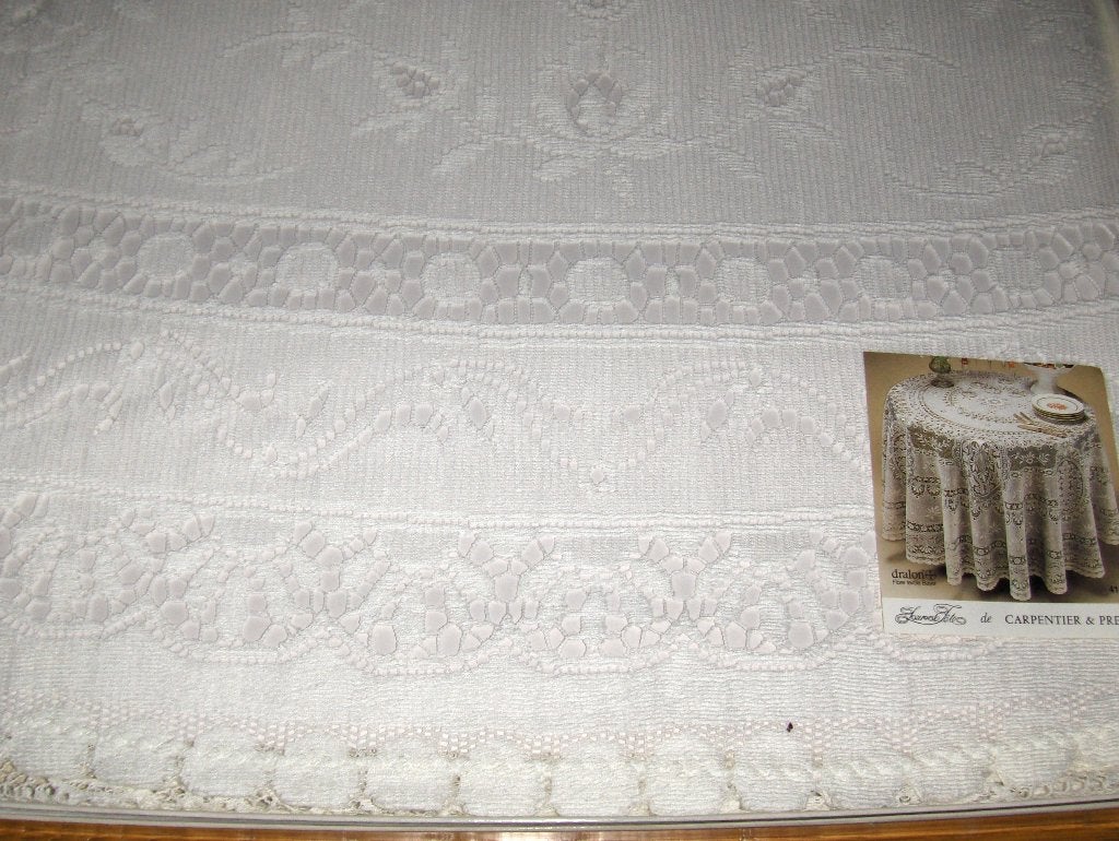 Nappe ronde en dentelle neuve de 1 m 75 et 2m20.., Nappe, Enlèvement ou Envoi, Neuf