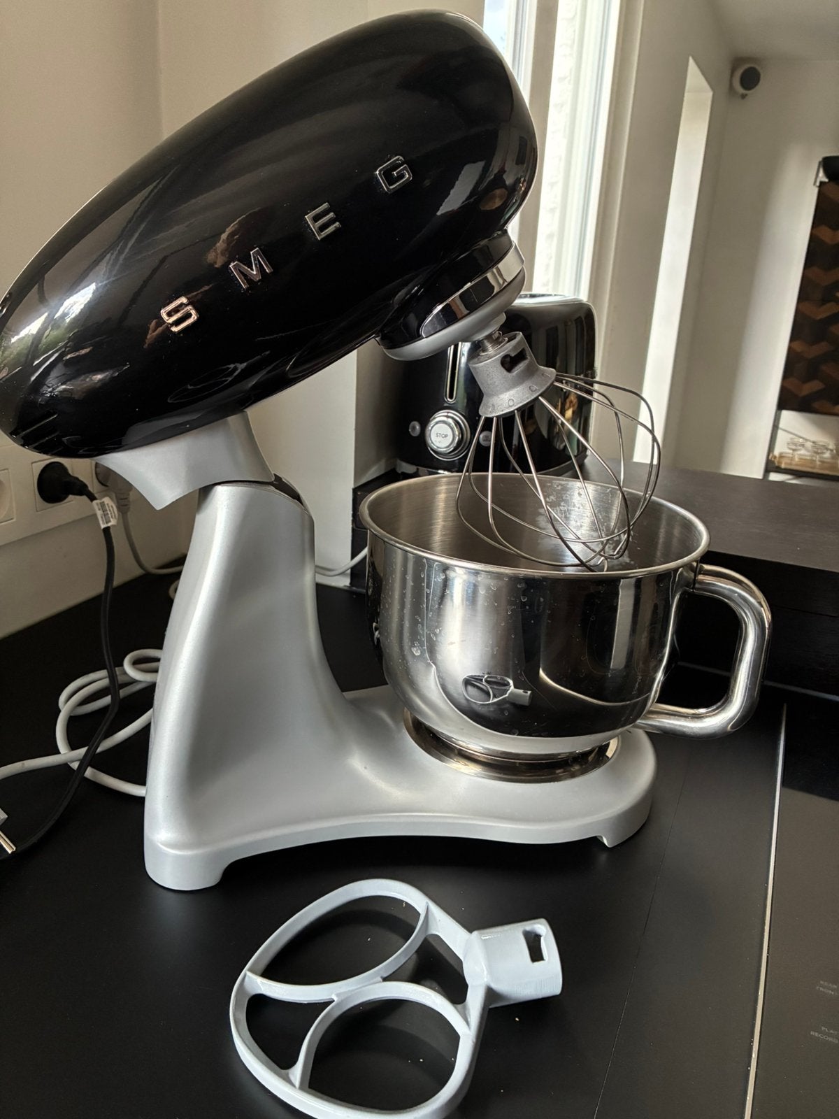 Smeg keukenrobot SMF02BLEU – zwart/zilver 800 W, 4,., Elektronische apparatuur, Ophalen, Zo goed als nieuw