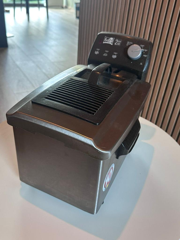 Fritel friteuse, Elektronische apparatuur, 2 tot 3 liter, Ophalen, Zo goed als nieuw, Uitneembare binnenpan