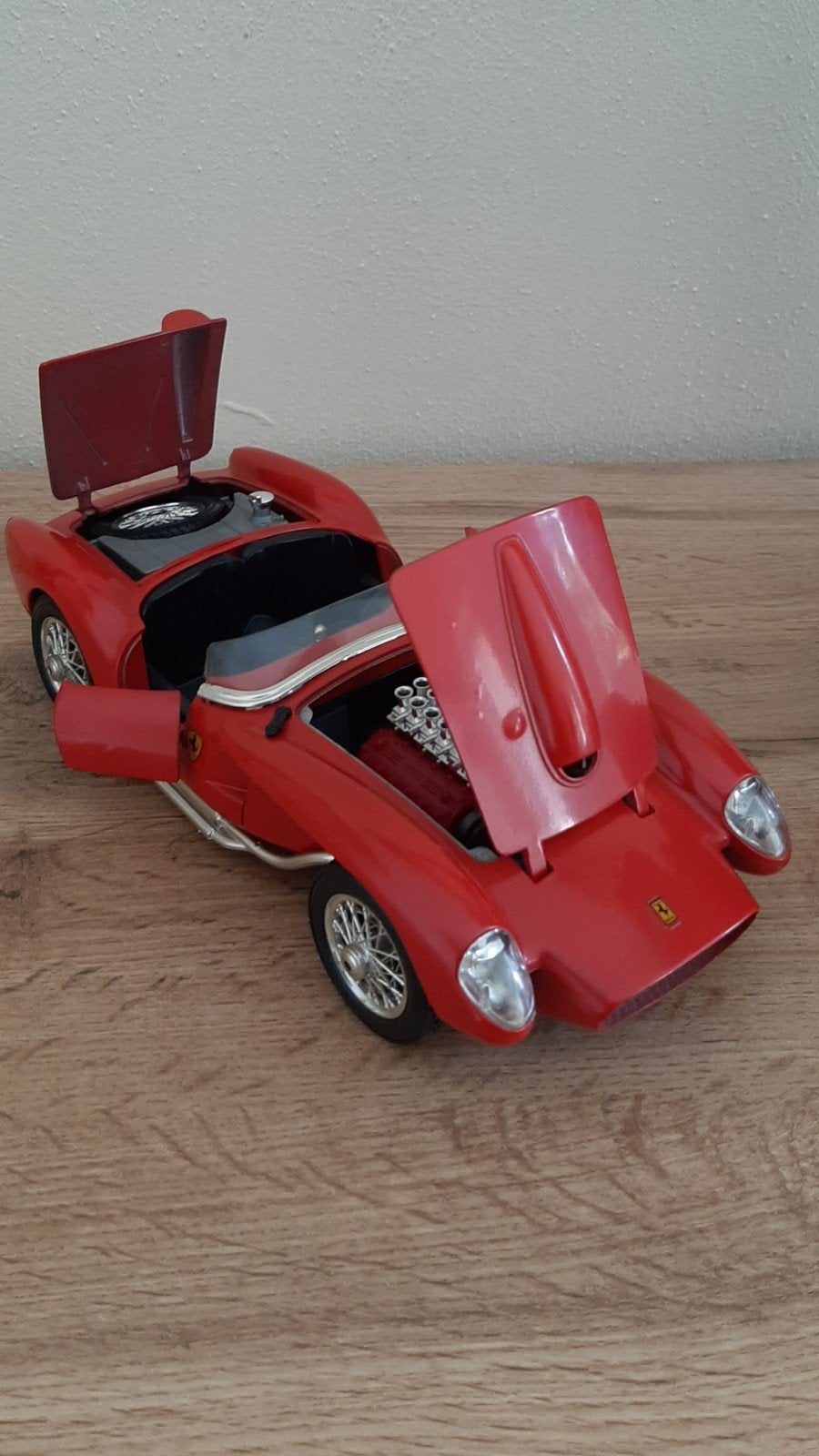 Ferrari 250 Testa Rossa 1957(1:18)
Zeer goede staat, steeds, Ophalen