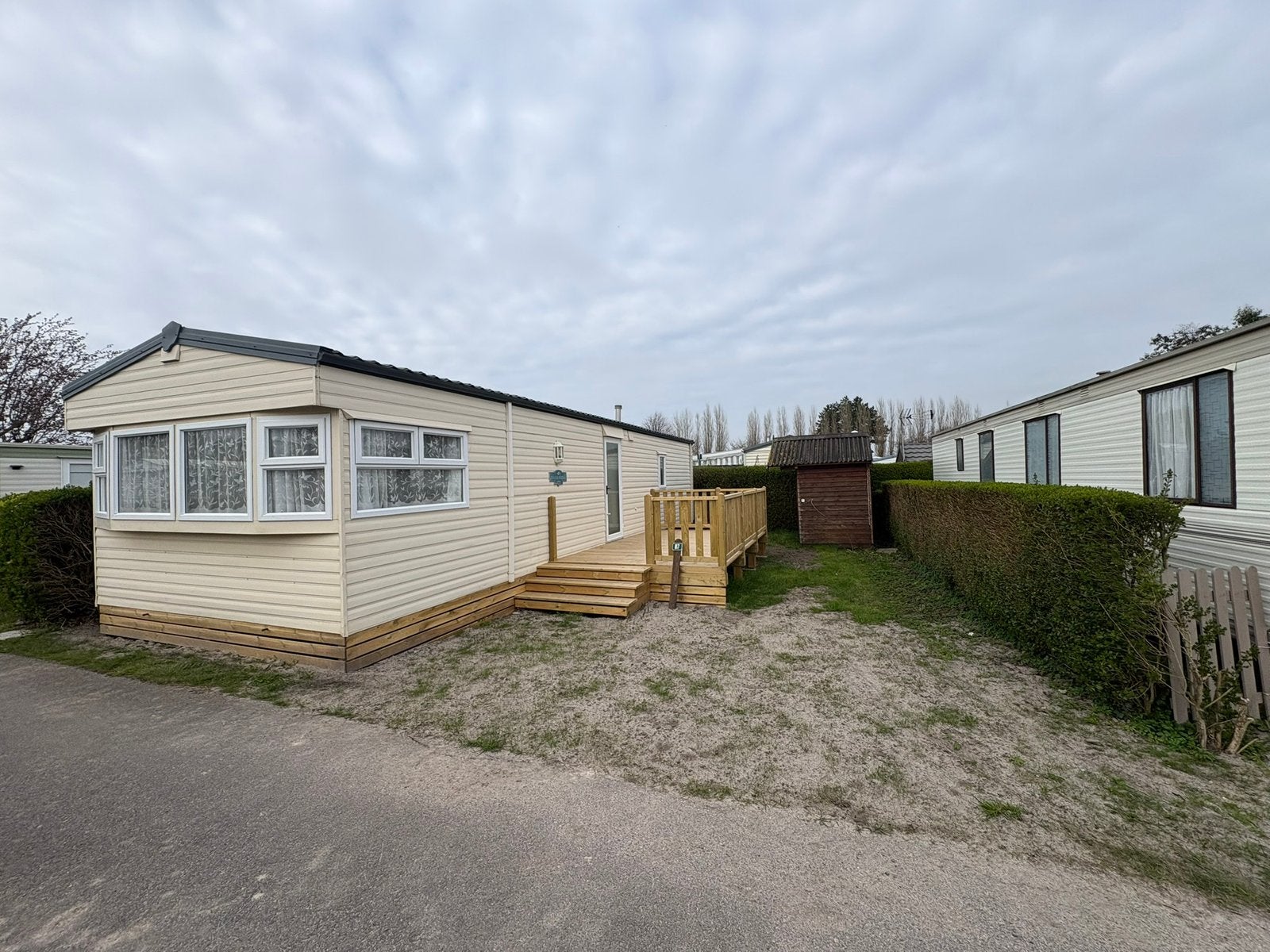 Caravane residentielle 12 m sur 3m80 terrsse neuve et chalet, Tot en met 6