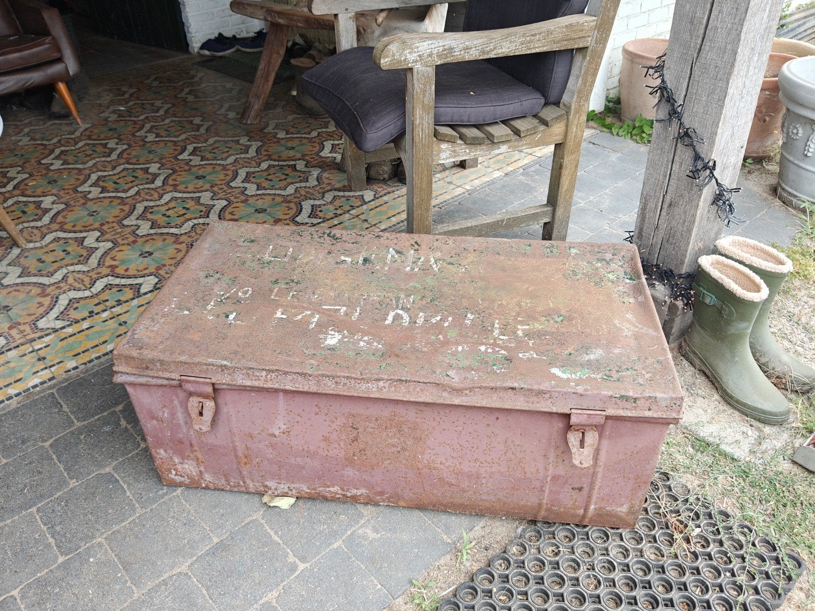 Metalen kist, Ophalen