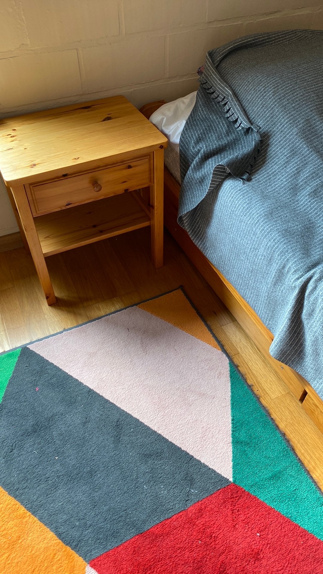 2 enkel bedjes te koop , grenen met telkens 2 laden onderin, Huis en Inrichting, Ophalen, Zo goed als nieuw, Eenpersoons, Grenen