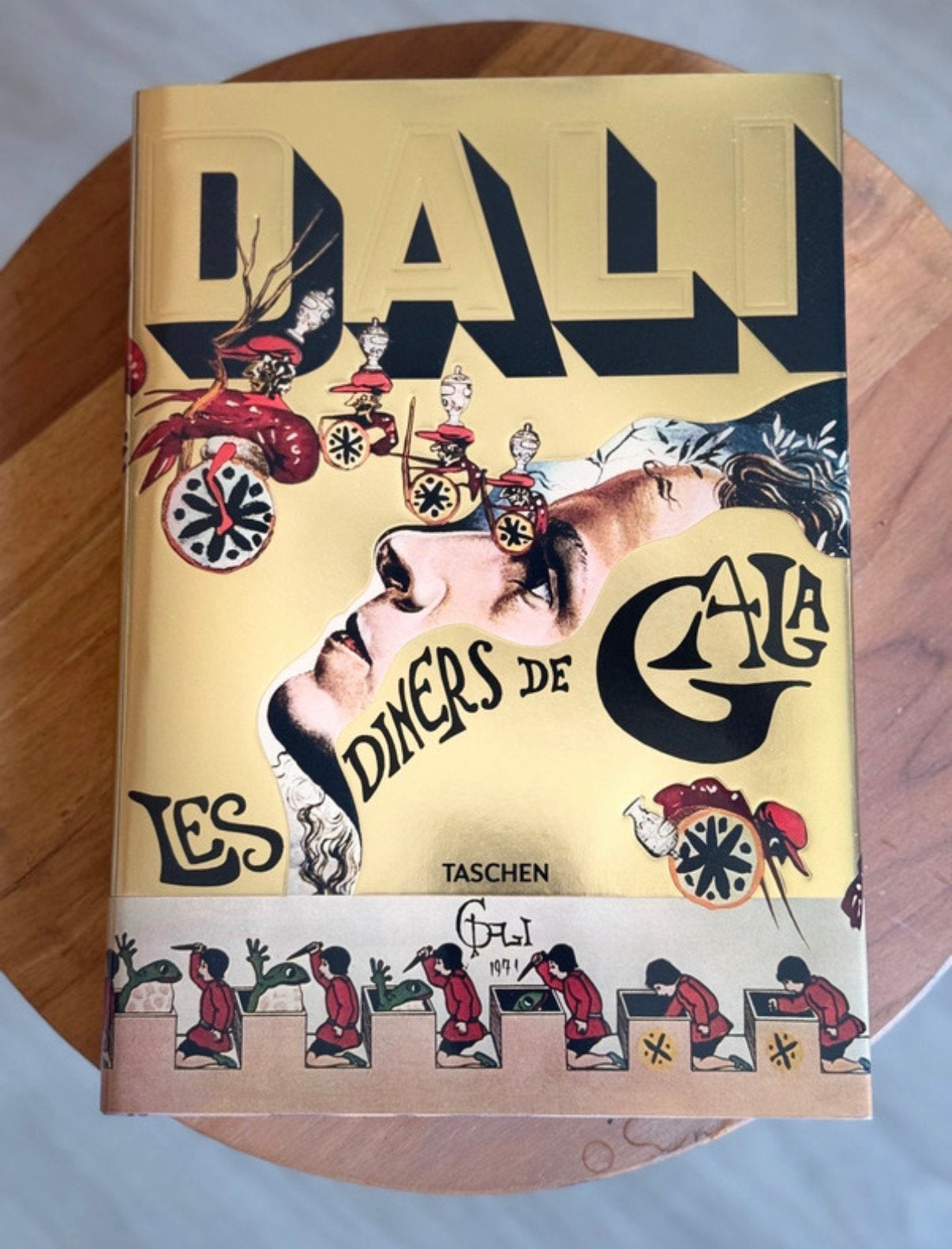 Dali - Les diners de gala, Boeken, Kunst en Cultuur | Beeldend, Verzenden, Zo goed als nieuw, Schilder- en Tekenkunst