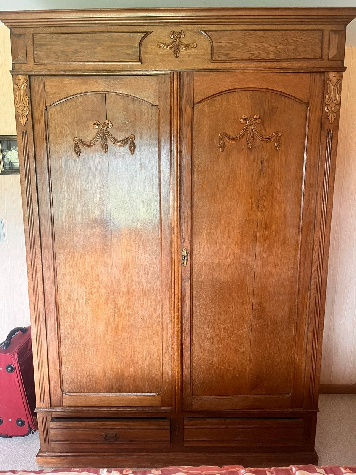Grande armoire ancienne en chêne sculpté, Enlèvement