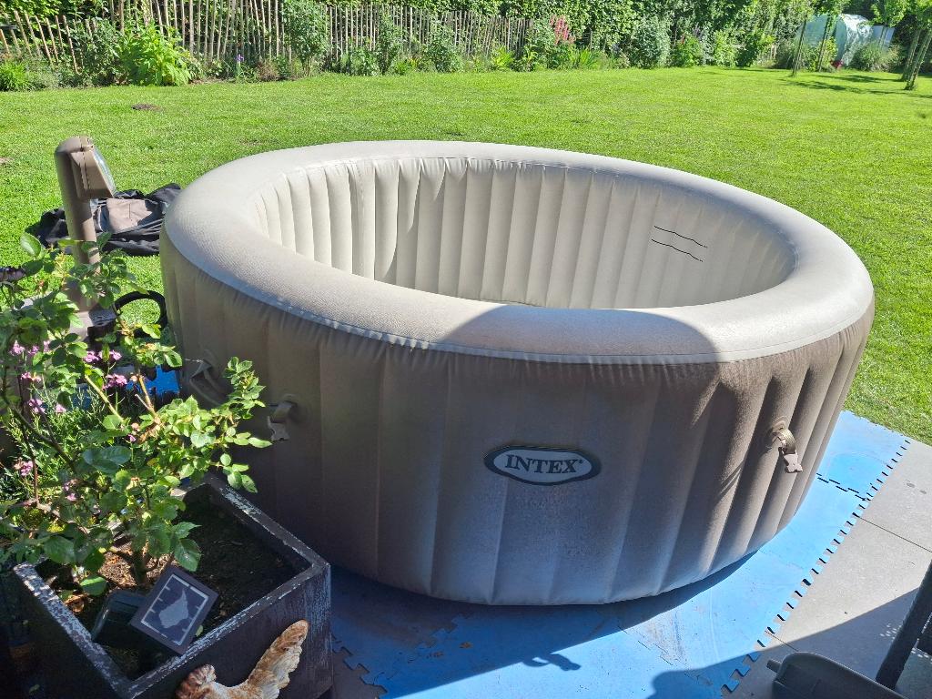 Jacuzzi spa Intex, Jardin & Terrasse, Bains à remous et Spas, Enlèvement, Utilisé, Pompe, Gonflable
