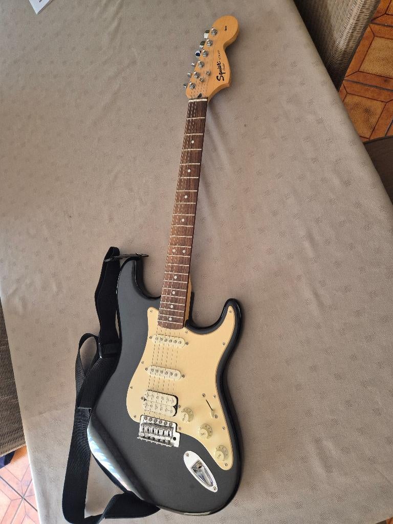 Squier STRAT Fender + amp BULLET 150 + toebehoren, Muziek en Instrumenten, Ophalen, Fender, Met versterker