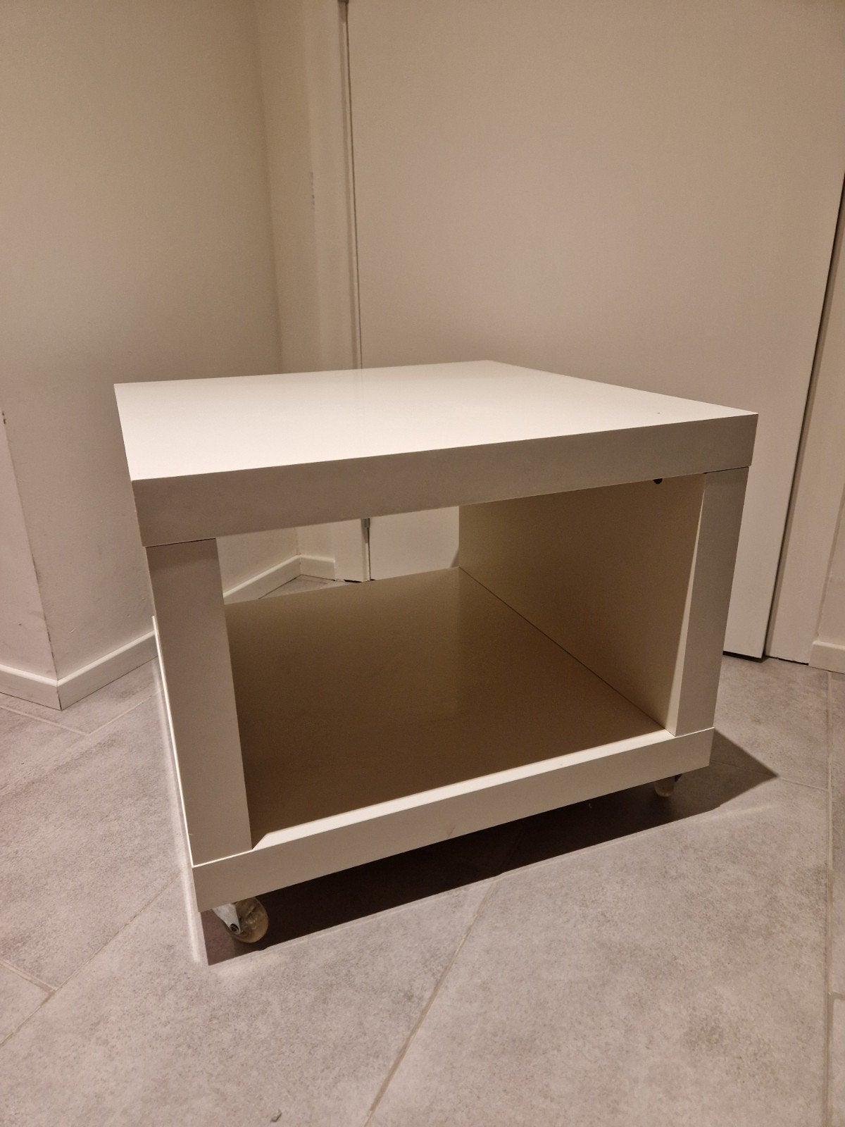 Table à roulettes blanche, Maison & Meubles, Enlèvement, Utilisé, 45 à 65 cm, Moins de 55 cm