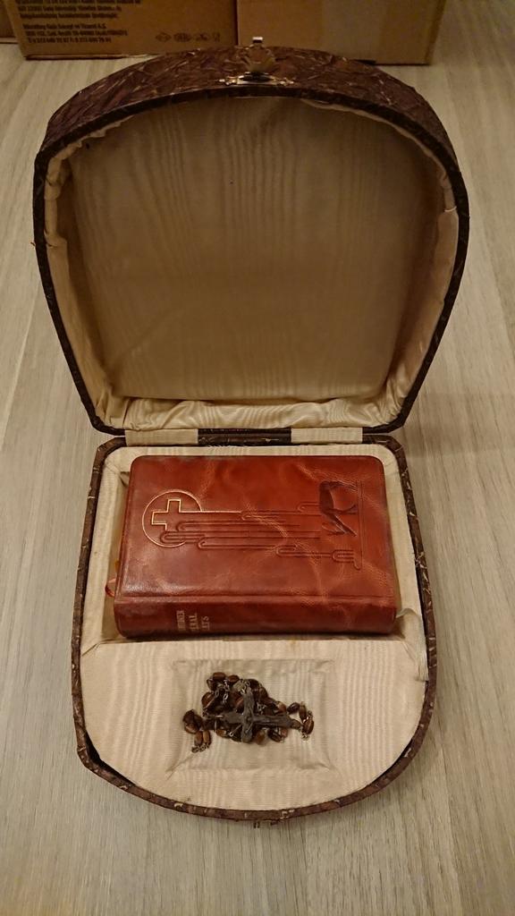 Ancien coffret de 1ère communion, Enlèvement
