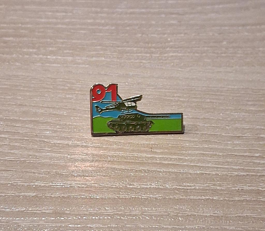 PIN - LEGER - HELIKOPTER - TANK - ARMEE - HELICOPTERE - CHAR, Verzamelen, Speldjes, Pins en Buttons, Verzenden, Gebruikt, Overige onderwerpen
