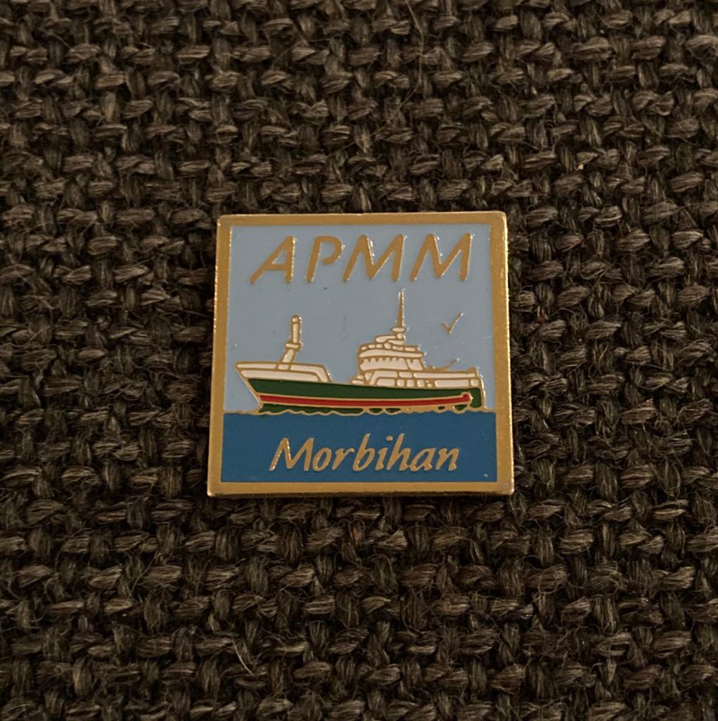 PIN - APMM - MORBIHAN - MARINE - PECHE - BATEAU - BOOT, Envoi, Utilisé, Autres sujets/thèmes, Insigne ou Pin's