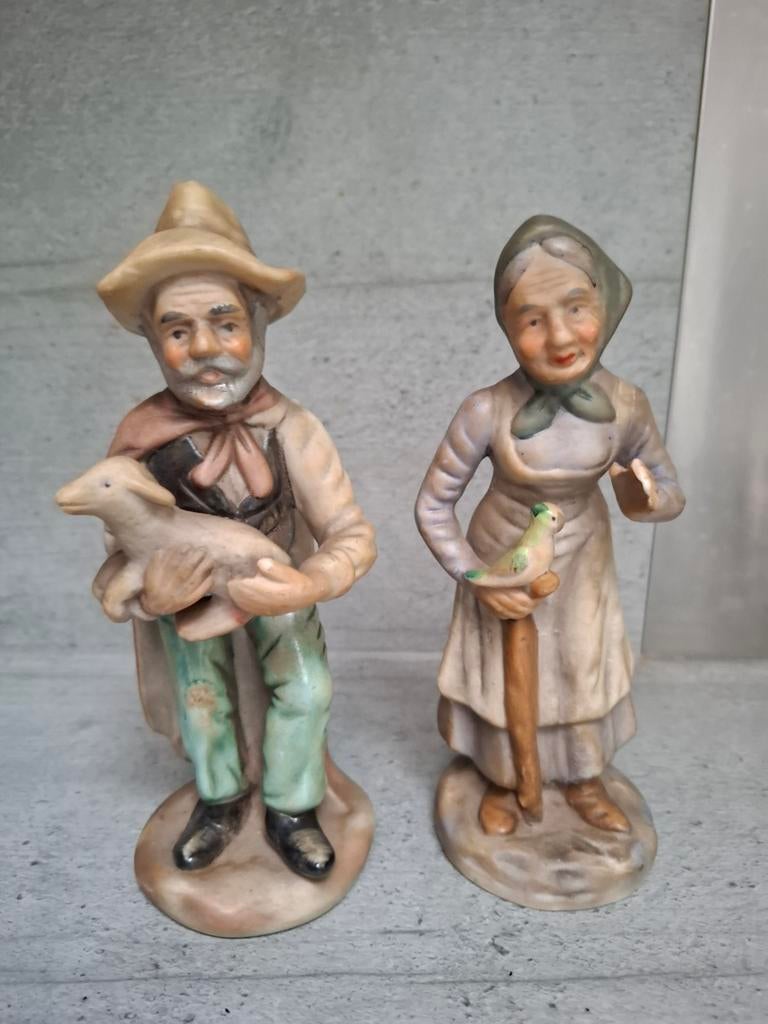 2 stenen beeldjes  Man met lammetje en vrouw met vogel, Ophalen