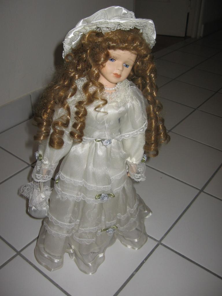 Poupée Mathilde porcelaine. Longueur 44 cm sur support. Neuv, Enlèvement ou Envoi, Neuf, Poupée