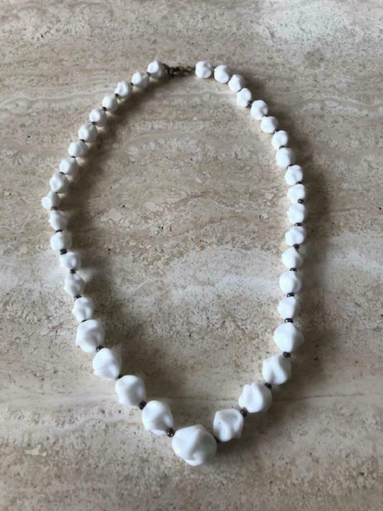 Halsketting met witte kralen (zn2429), Bijoux, Sacs & Beauté, Colliers, Enlèvement ou Envoi, Comme neuf, Blanc, Synthétique
