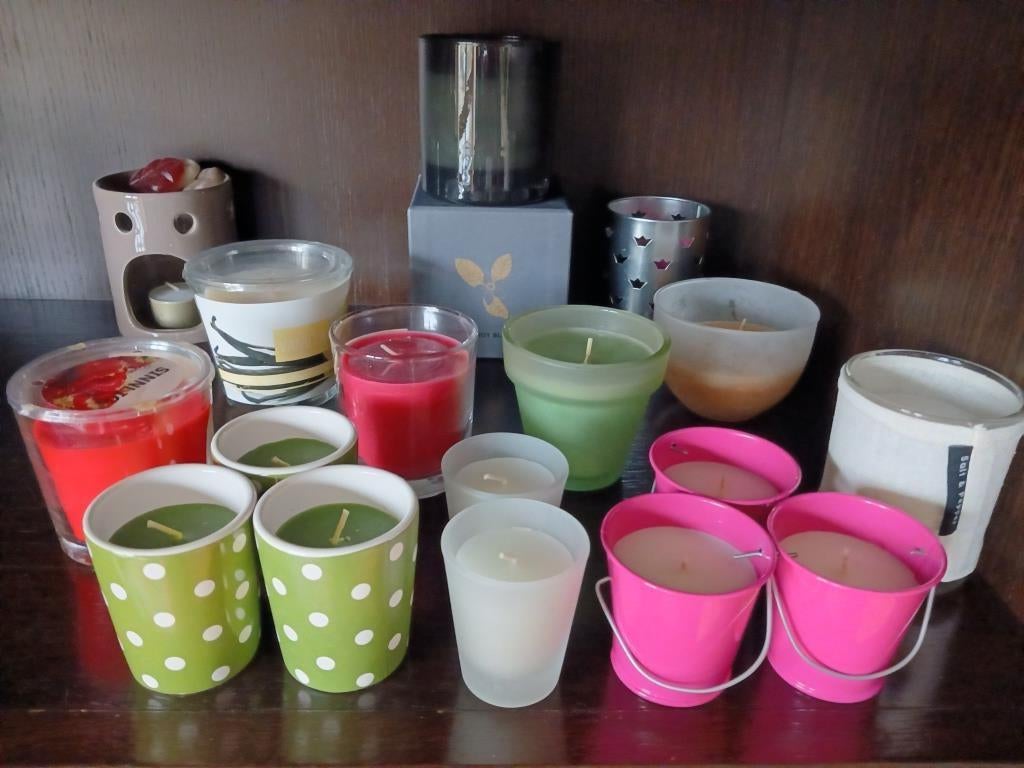 Lot de 17 bougies neuves dans leurs photophores d'origine, Moins de 25 cm, Autres couleurs, Comme neuf, Enlèvement