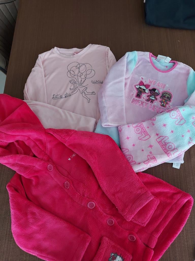 2 pyjama's en 1 peignoir maat 116 122, Verzenden
