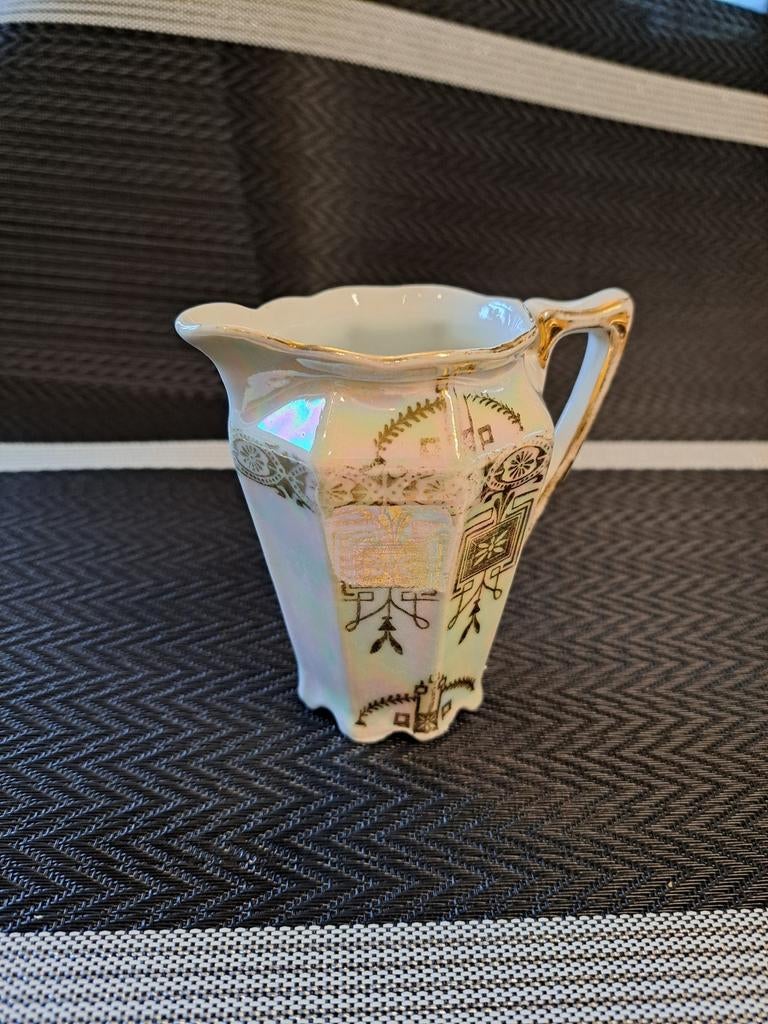 Te koop : Klein melkpotje in porcelein. Goud beschilderd., Antiek en Kunst, Ophalen of Verzenden