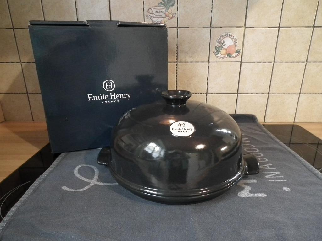Moule à pain en céramique (Emile Henry) & livre de recettes, Maison & Meubles, Enlèvement ou Envoi, Comme neuf, Céramique, Autres types