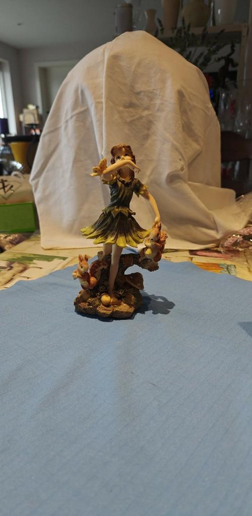 beeldje elf dromerig met eekhoorns hoogte 20 cm, Verzamelen, Ophalen of Verzenden, Zo goed als nieuw, Fantasy