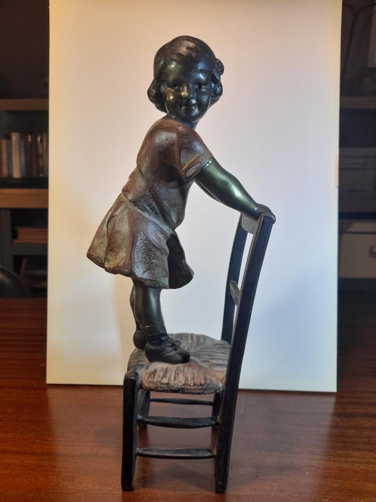 Fille sur chaise, Enlèvement
