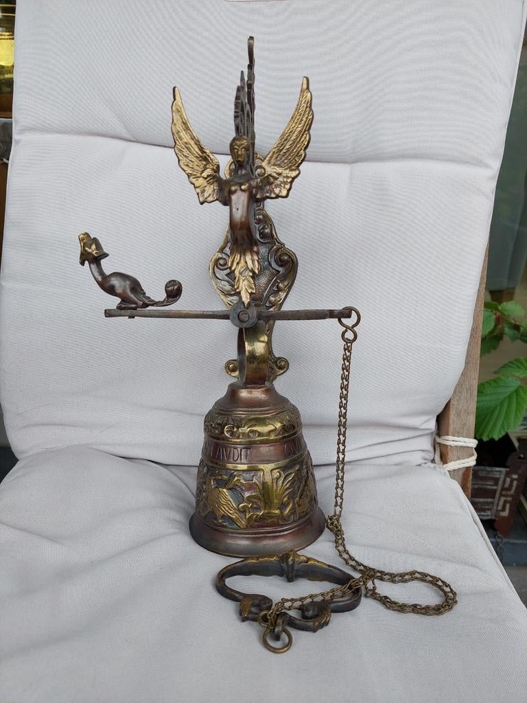 Cloche de monastère en bronze, Enlèvement, Bronze