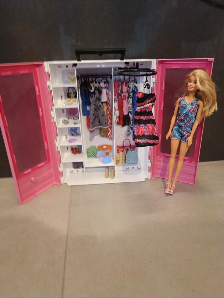 Barbie kleerkast (met accessoires) (compleet), Kinderen en Baby's, Ophalen, Zo goed als nieuw, Barbie