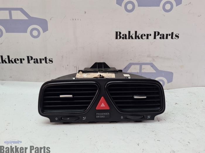 Grille aération tableau de bord d'un Volkswagen Scirocco, -, Volkswagen, -, 3 mois de garantie