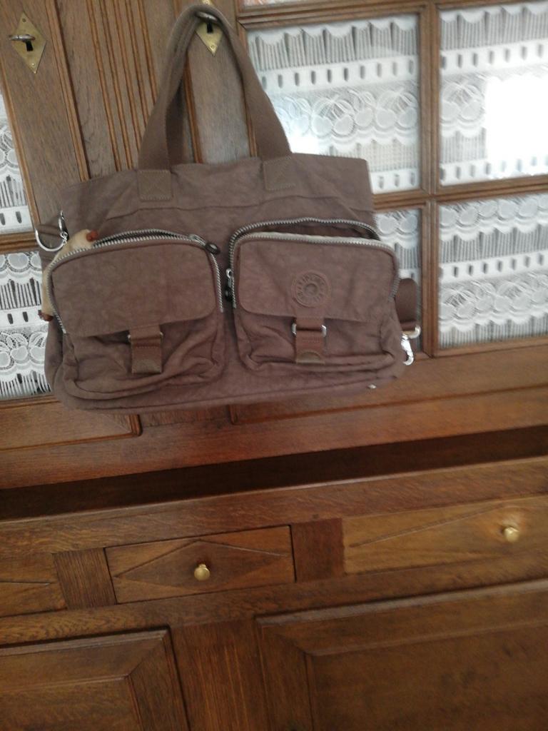 Sac à main ou à bandoulière Kipling. Multi-poches. Taupe. t, Handtassen en Accessoires, Tassen | Reistassen en Weekendtassen, Zo goed als nieuw
